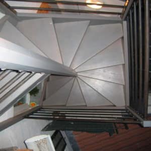 05-06 Escalier 4/4 tournant rampe metal