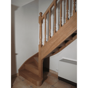 10-18 Escalier traditionnel  ¼ tournant, en chêne, rampe en barreau tourné.
