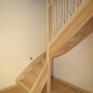 11-15 Escalier bois 1/4 tournant, traditionnel barreau tourné avec contre marche.